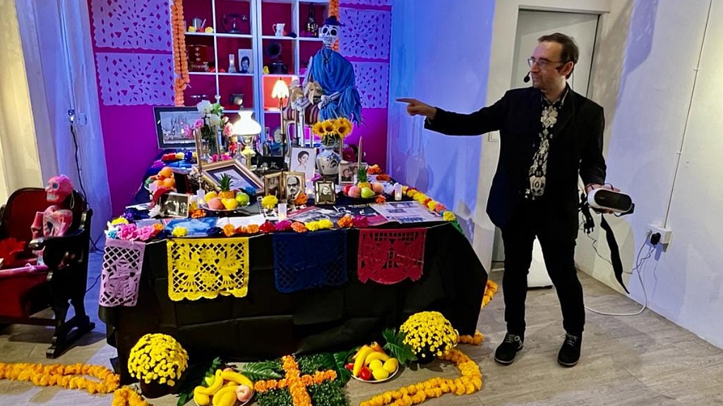 Albert Torras, explicant un dels altars del 'Dia de Muertos' | Foto: Mexcat