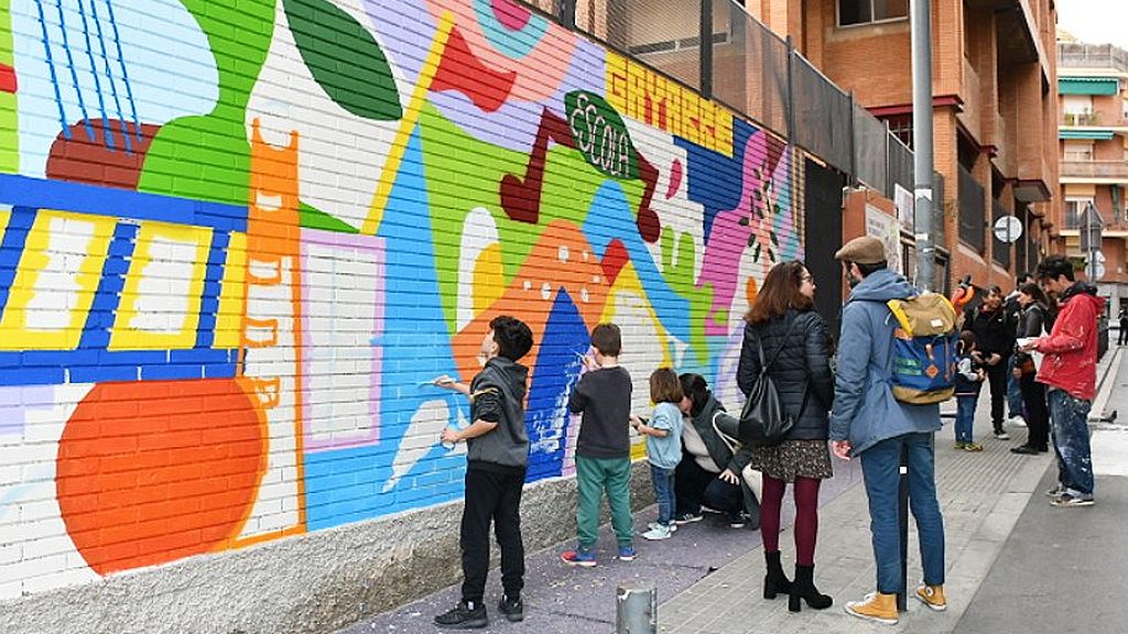 Nou mural pintat per alumnes de l'escola Gayarre, a la plaça de la Vidriera | Foto: Ajuntament de Barcelona
